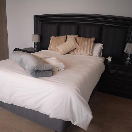 Tuvawa Luxury Suites Уолфиш-Бей Экстерьер фото