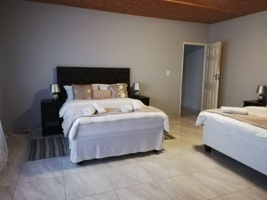 Tuvawa Luxury Suites Уолфиш-Бей Экстерьер фото
