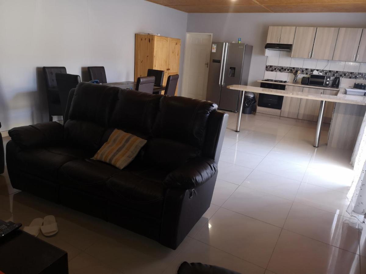 Tuvawa Luxury Suites Уолфиш-Бей Экстерьер фото